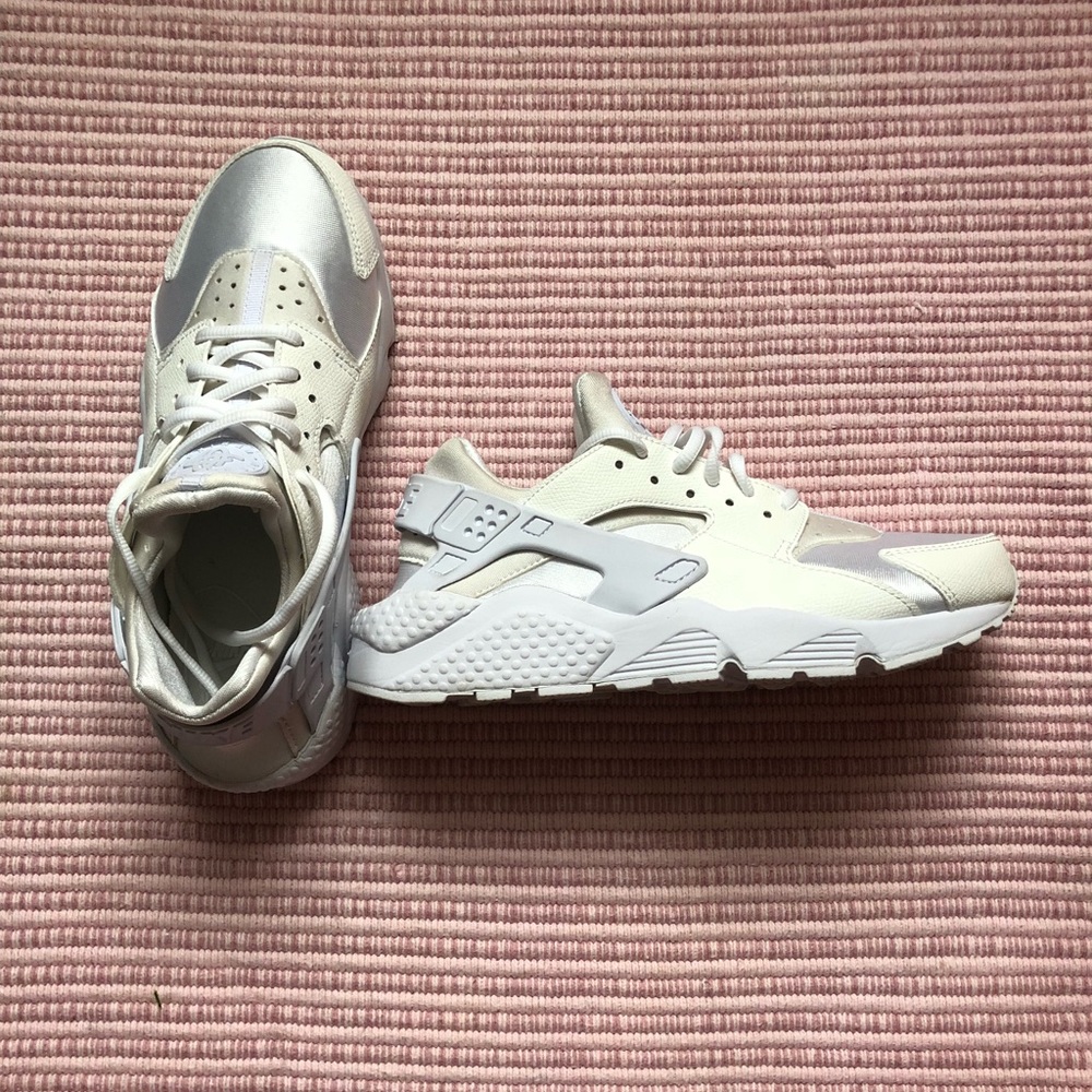 Nike Huaraches White